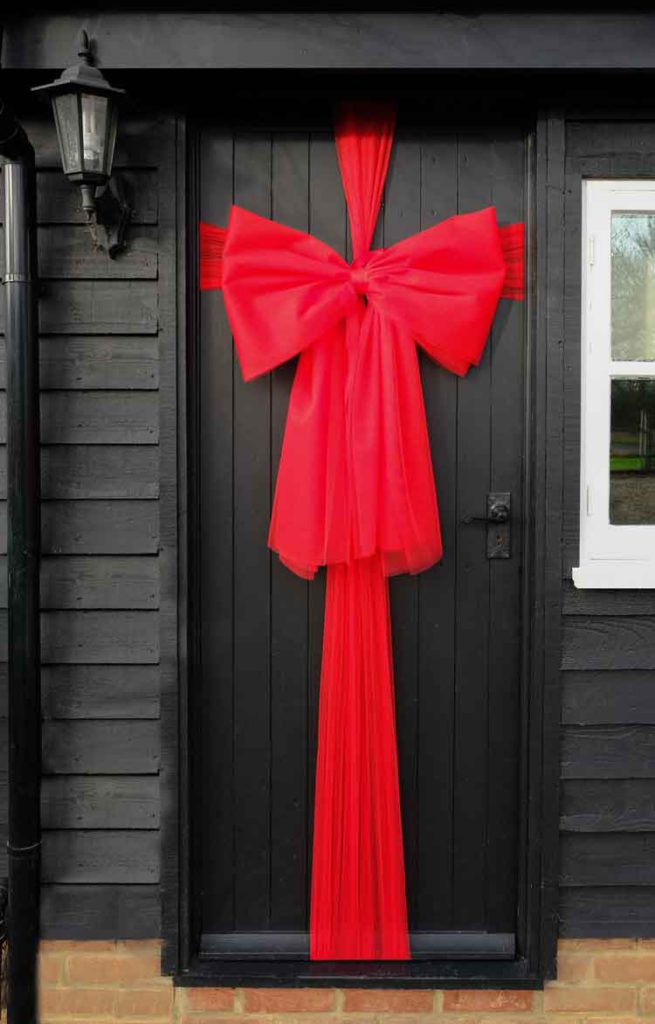 how to hang a Christmas wreath on front door