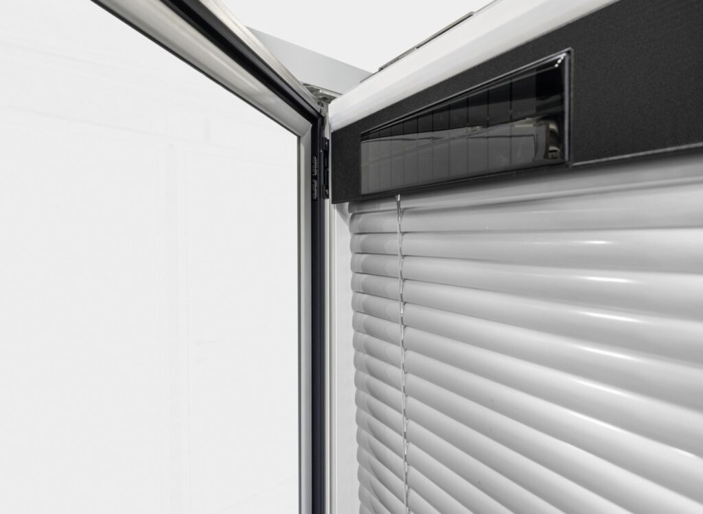 KV 440 window with blinds