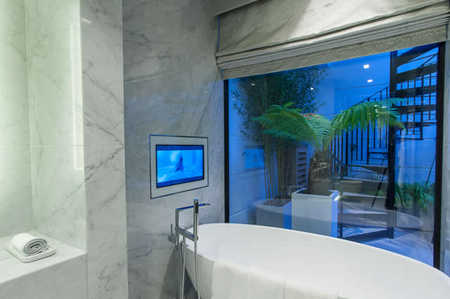 Switchable glass in bathroom Mayfair