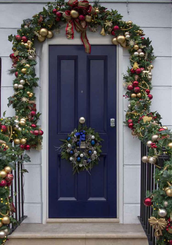 how to hang a Christmas wreath on front door